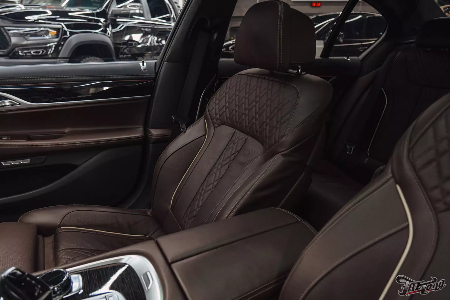 Оклейка BMW 7 в матовый винил и полиуретан. Антихром, окрас дисков и суппортов. Детейлинг